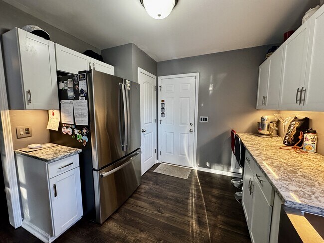 Building Photo - 211 Hidden Oaks Dr