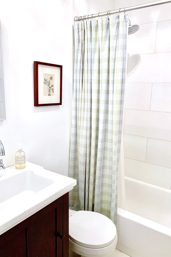 Building Photo - 134 W 71st St