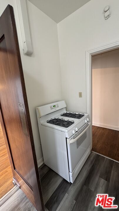 Building Photo - 326 1/2 N Sycamore Ave