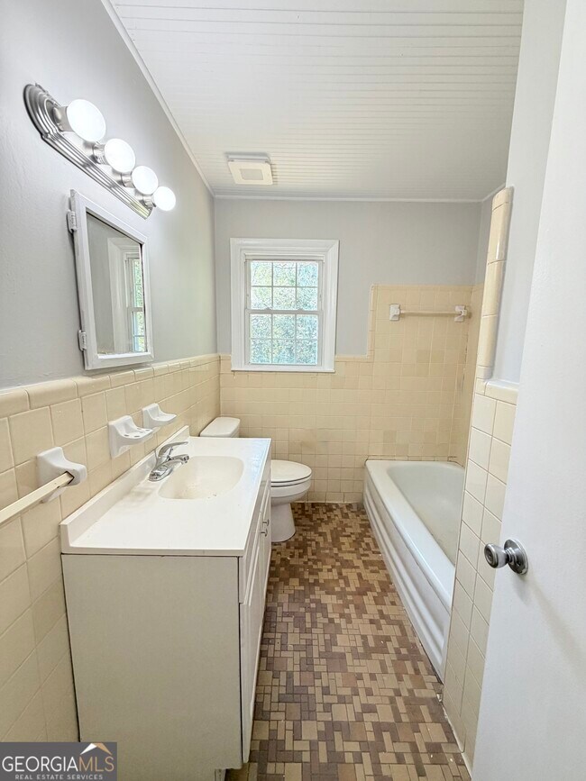 Building Photo - 125 Lillian Dr