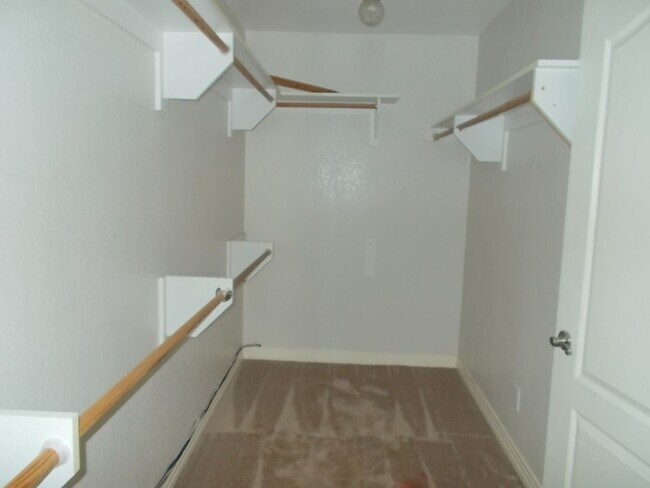 Building Photo - Spacious Estate on Nearly an Acre!