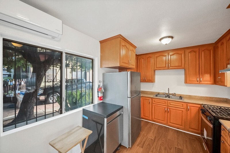 Building Photo - 2458 Normandie Ave