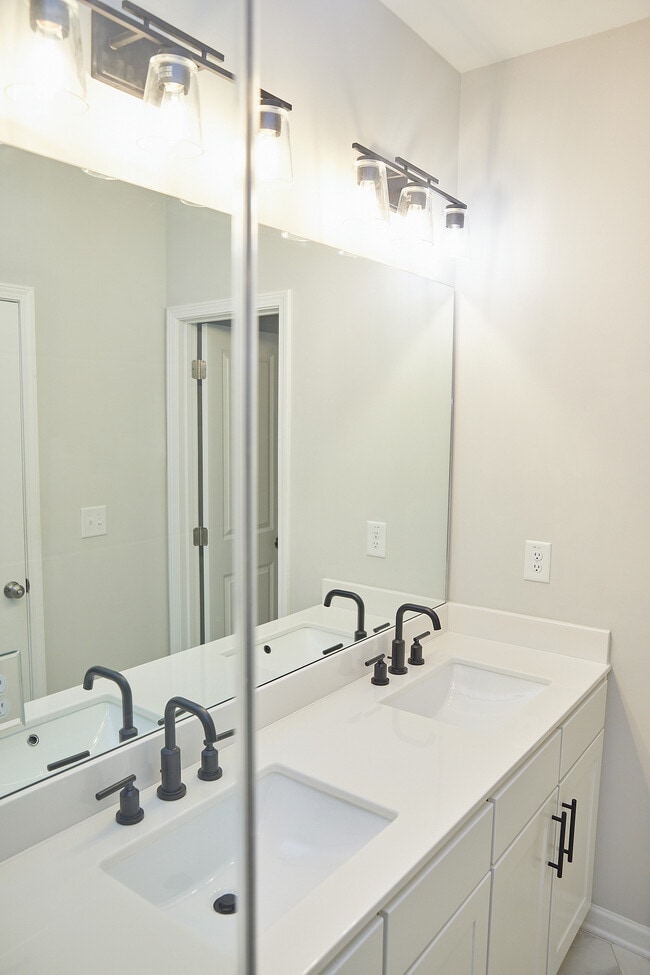 Building Photo - 2890 Regal Park Dr NW
