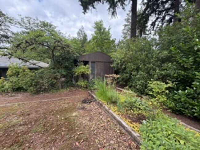 Building Photo - Charming, Spacious, Updated Home in Lake Oswego!