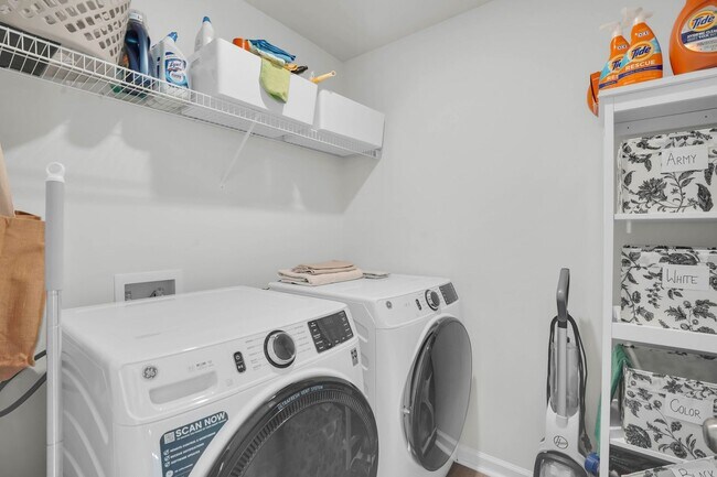 Building Photo - Bright & Welcoming 5-Bedroom Home in Richmond Hill, GA