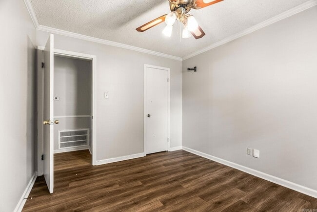 Building Photo - 19 Oak Forest Dr