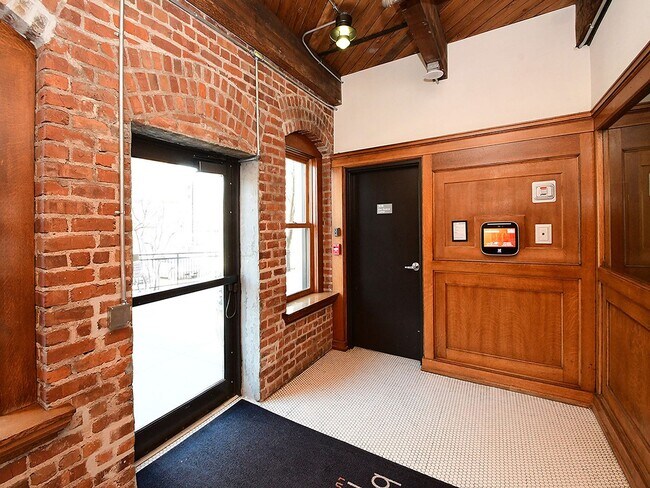 Building Photo - Beebe Runyan