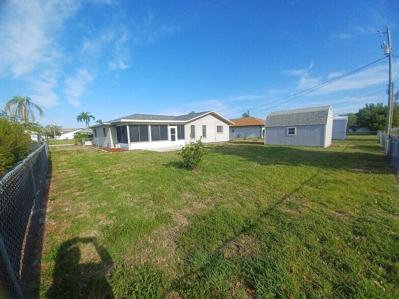 Building Photo - SECTION 8!! 3/2 With Fenced Yard!!!