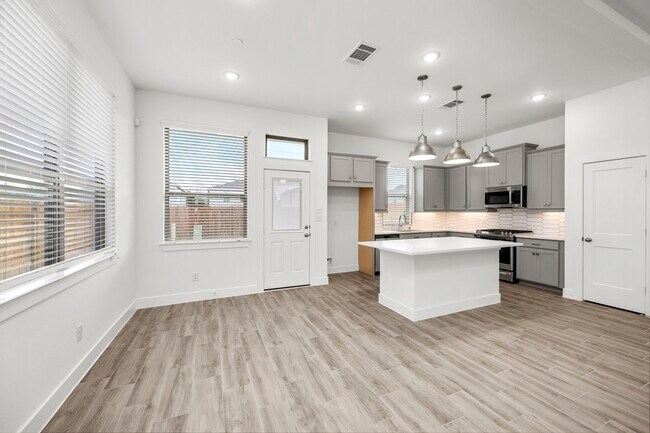 Building Photo - 7818 Starfish Arbor Dr