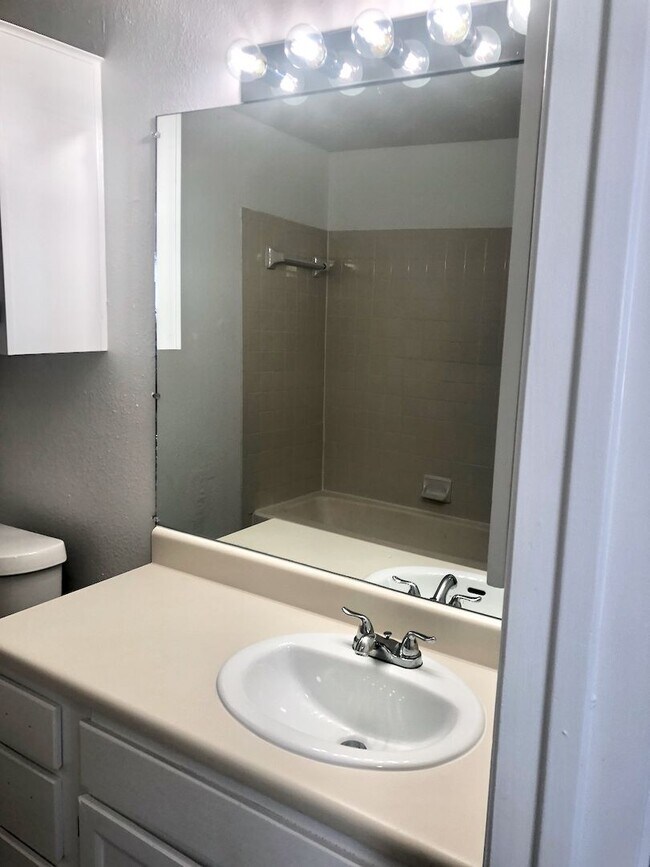 Building Photo - 12402 Alderbrook Dr