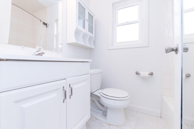 Building Photo - 18248 Farmington Rd