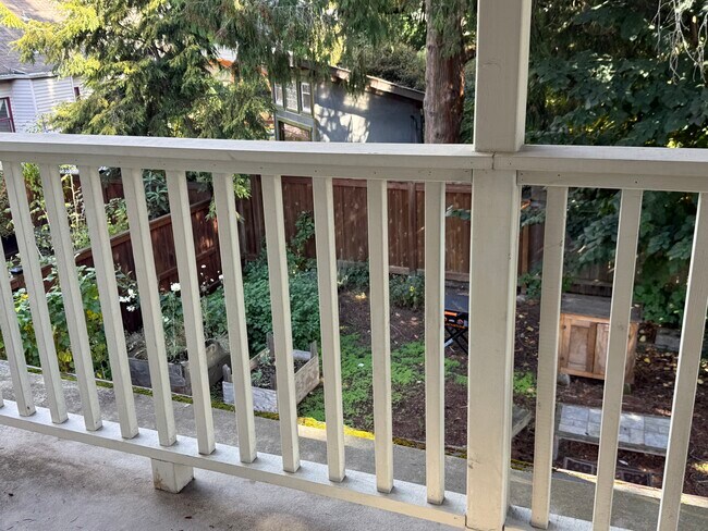 Building Photo - 1422 SE 34th Ave