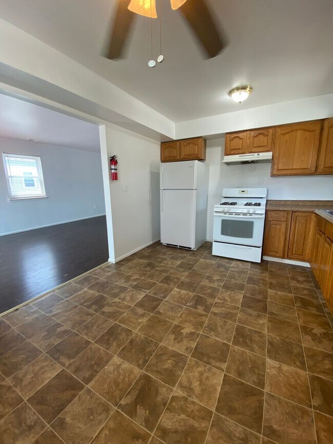 Building Photo - 303 Corinthian Ave