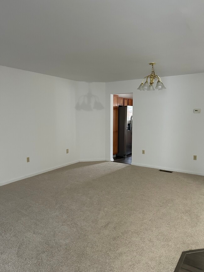 Building Photo - 140 S Chestnut Rd