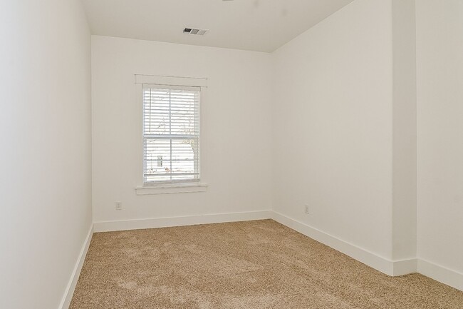 Building Photo - Beautiful Home For Rent near the Universit...