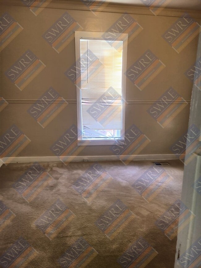 Building Photo - 215 Thomas-