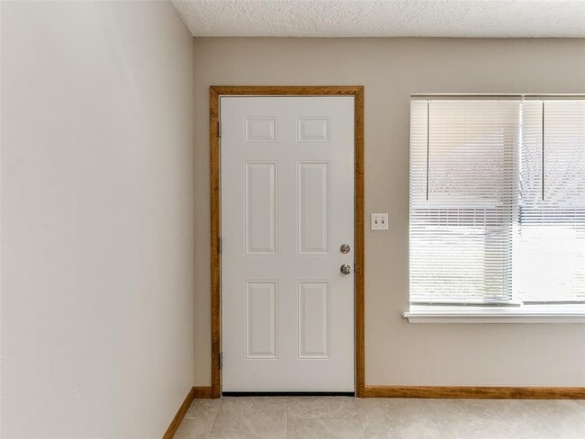 Building Photo - 214 Thompson Dr