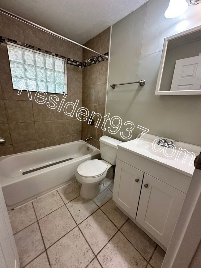 Building Photo - 3 Bed 1 bath
