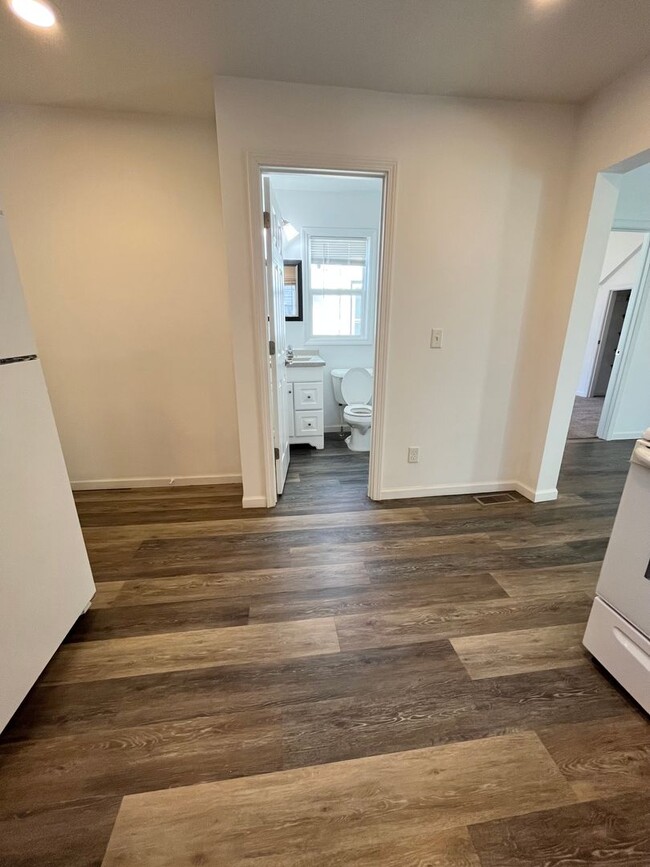 Building Photo - 815 W 11th St