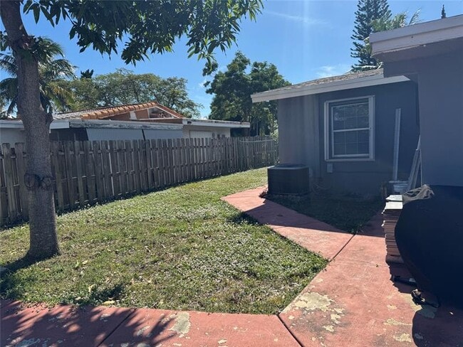 Building Photo - 1631 NE 32nd St