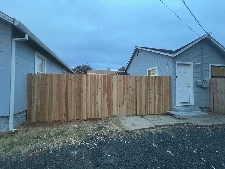 New fence with locks for side door and backyard - 2151 Oro Bangor Hwy