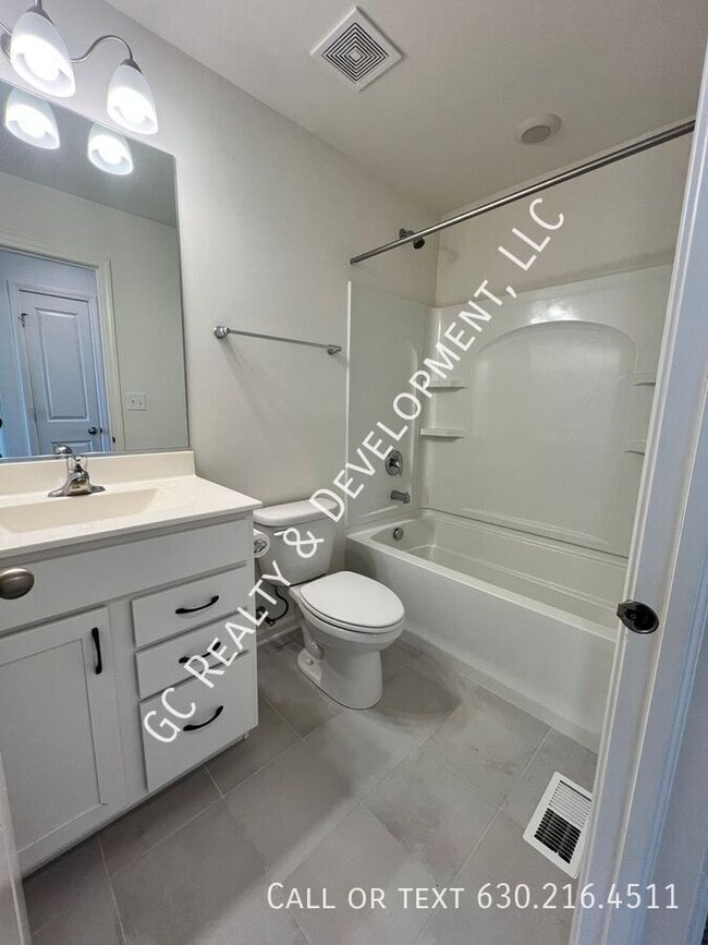 Building Photo - 2217 Parkside Dr