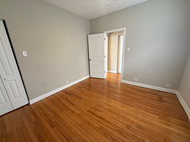 Building Photo - 838 E 53rd St