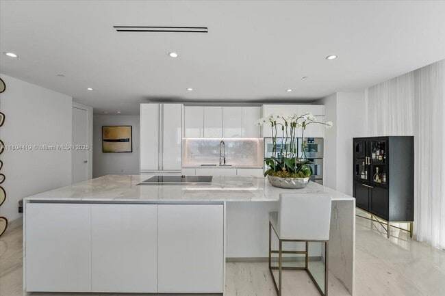 Building Photo - 10201 Collins Ave