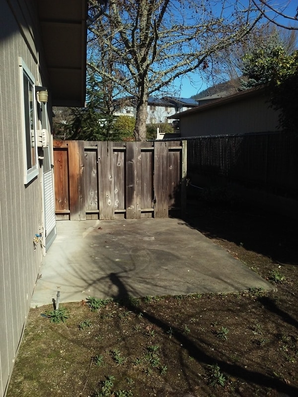 Building Photo - 2152 NW N Hill Dr