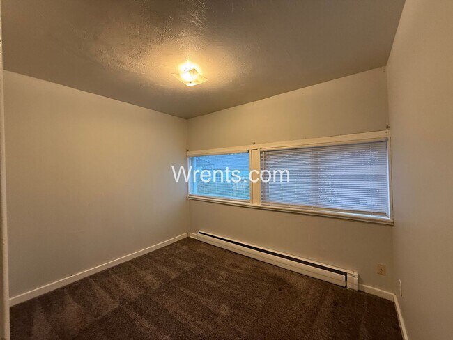 Building Photo - Full of Historic Charm & Character - Perry District  3 Bed/1 Bath Home