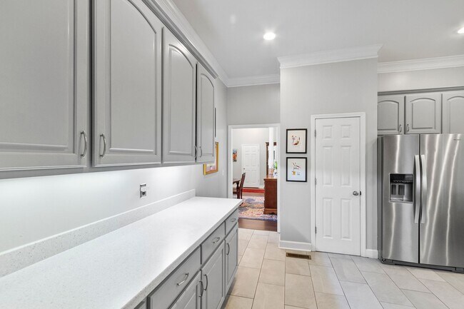 Building Photo - Beautiful 5 Bed 3.5 Bath Home! Available Summer 2026! Book Your Tour Today!