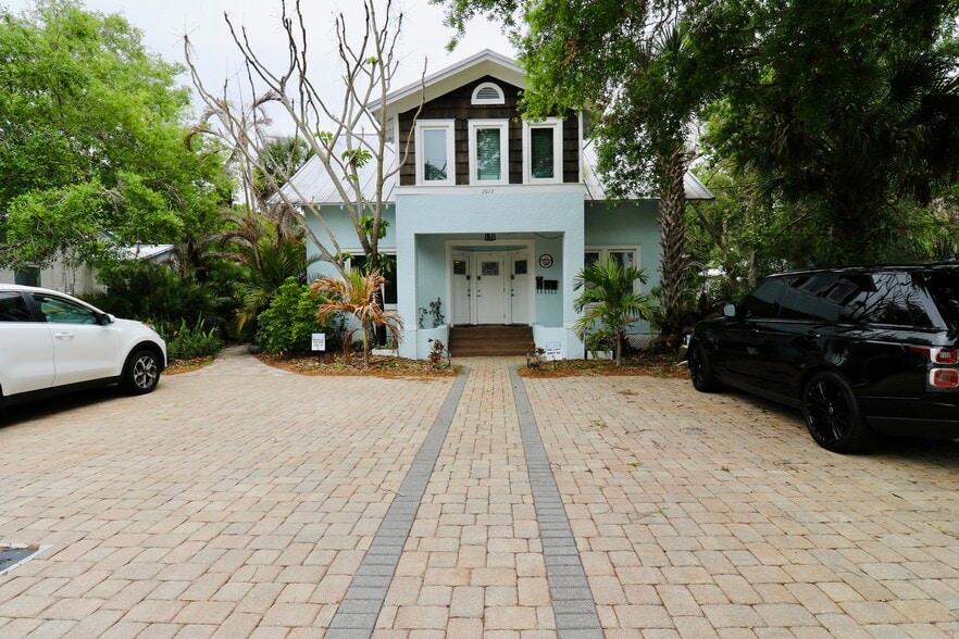 Building Photo - 2016 Hallwood Pl