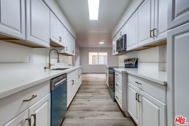 Building Photo - 435 N Oakhurst Dr