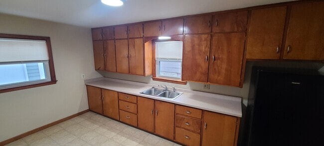 Eat in kitchen - 724 E Circle St
