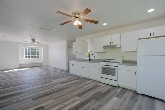 Building Photo - 3 bed 1 bath home in Prescott with utilities included