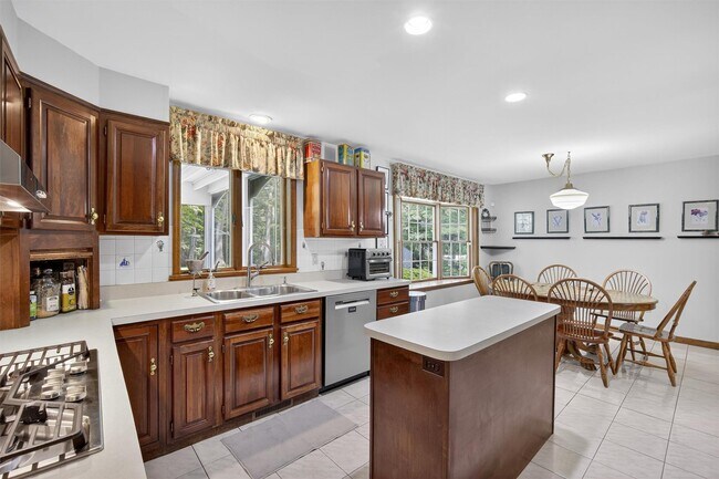 Building Photo - 92 Brook Hollow Dr