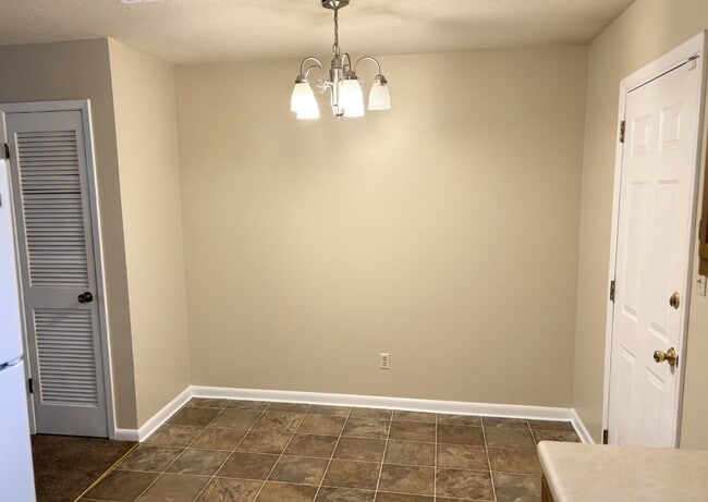 Building Photo - "Charming 2-Bedroom Apartment Retreat in Mary Esther!"