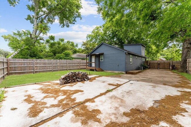 Building Photo - 325 S Bell Dr