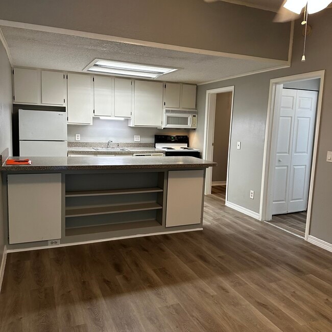 Building Photo - 590 7th Pl