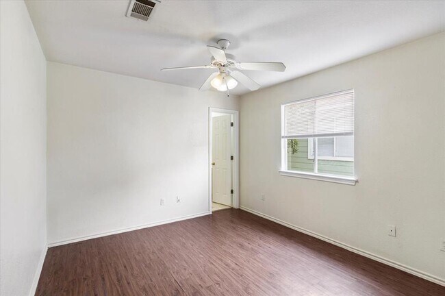 Building Photo - 887 Sagewood Trail