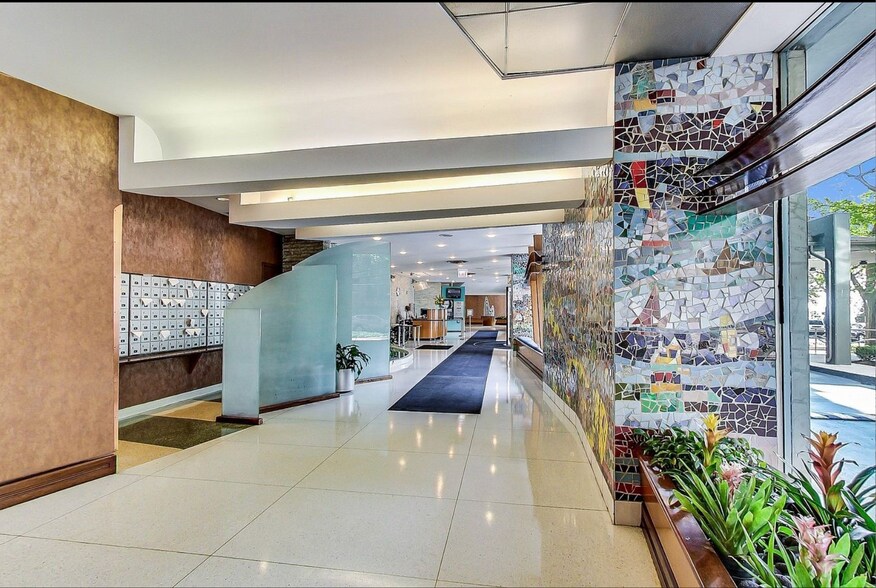 Building Photo - 6301 N Sheridan Rd