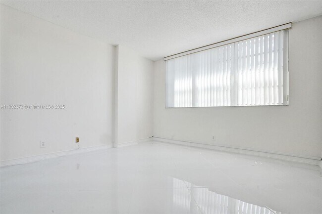 Building Photo - 3113 S Ocean Dr