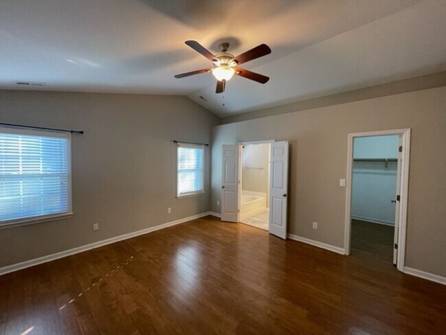 Building Photo - Pre-lease now for September 2026!!