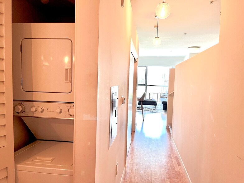 Building Photo - 889 Date St