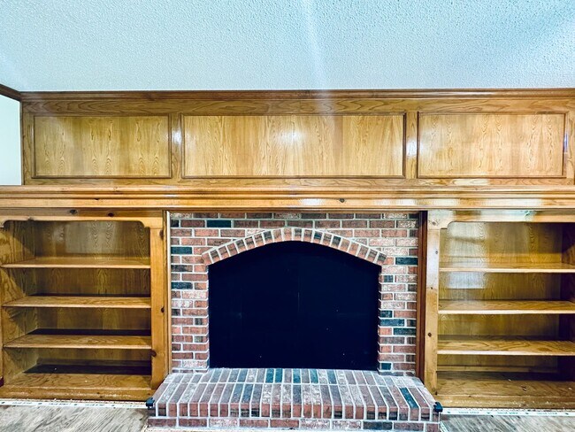 Building Photo - {15031} Charming Two Story Home + Huge, Fenced Yard + Cul de Sac