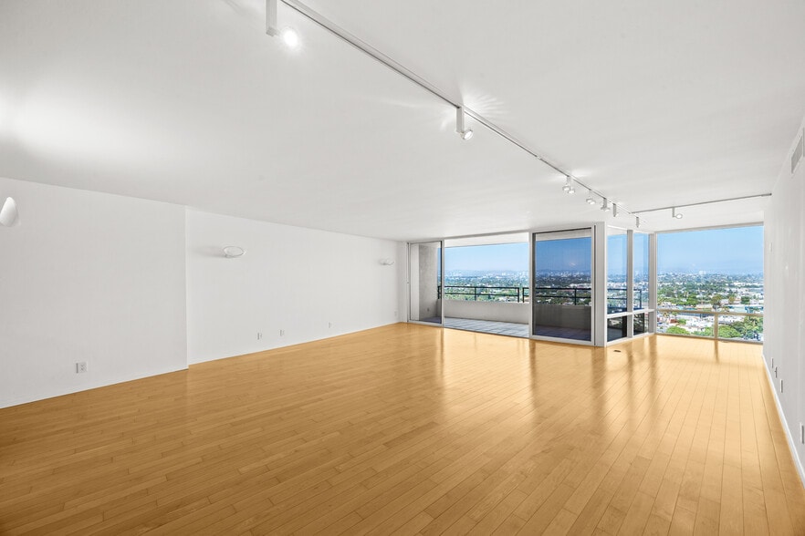 Expansive living room with large balcony - 4316 Marina City Dr