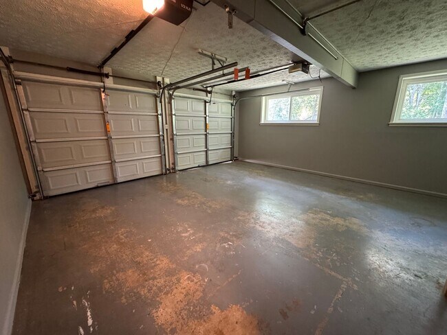 Building Photo - Spacious 3/2.5 House in Twickenham Estates...