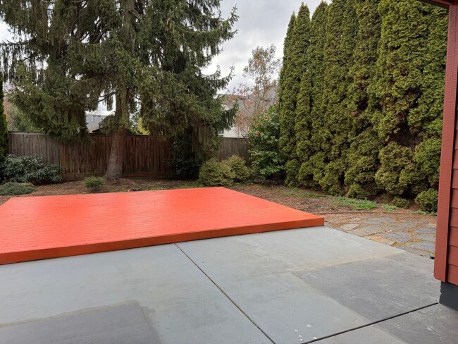 Building Photo - Beautiful 3 bedroom 2.5 bathroom house in a great neighborhood!