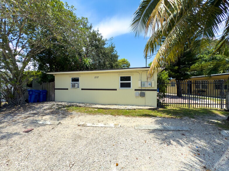 Building Photo - 1717 NW 8th Pl