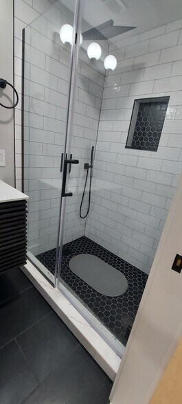 Building Photo - 808 12th St NE